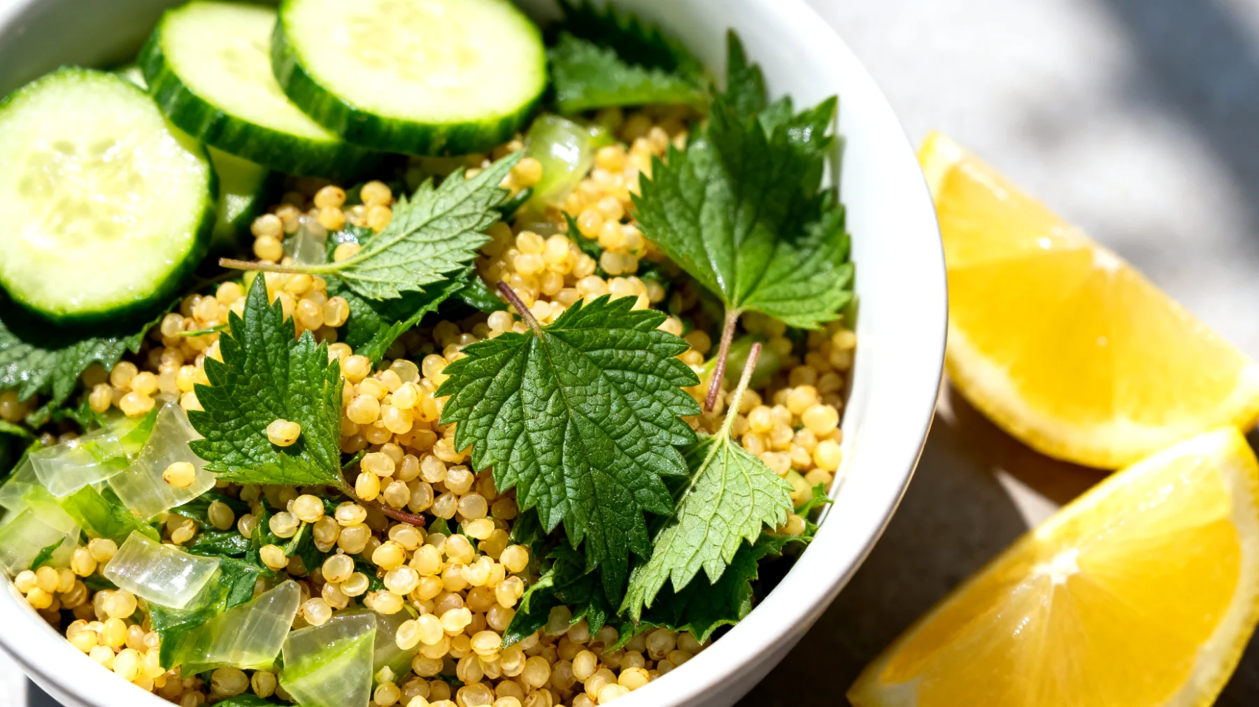 Brennnessel-Hirse-Salat mit Gurke und Zitrone"
