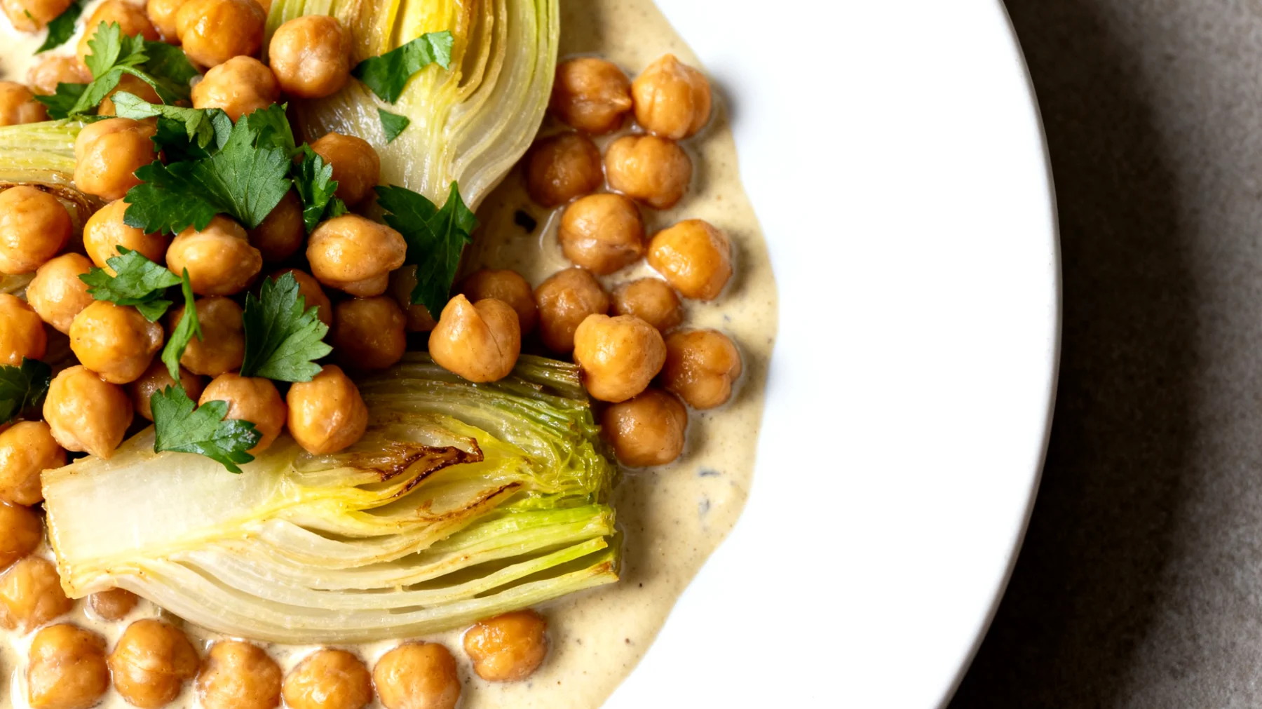 Geschmorter Fenchel mit Kichererbsen und Tahini-Zitronen-Sauce"