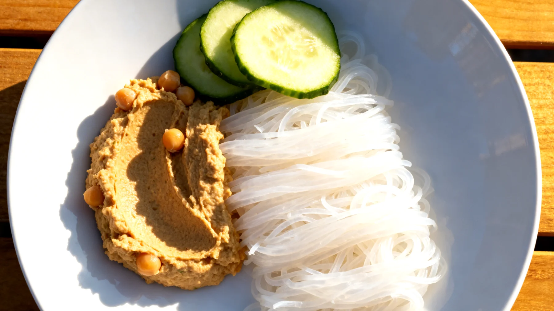 Konjac-Nudeln (Shirataki) mit Kichererbsenmus und Gurke"