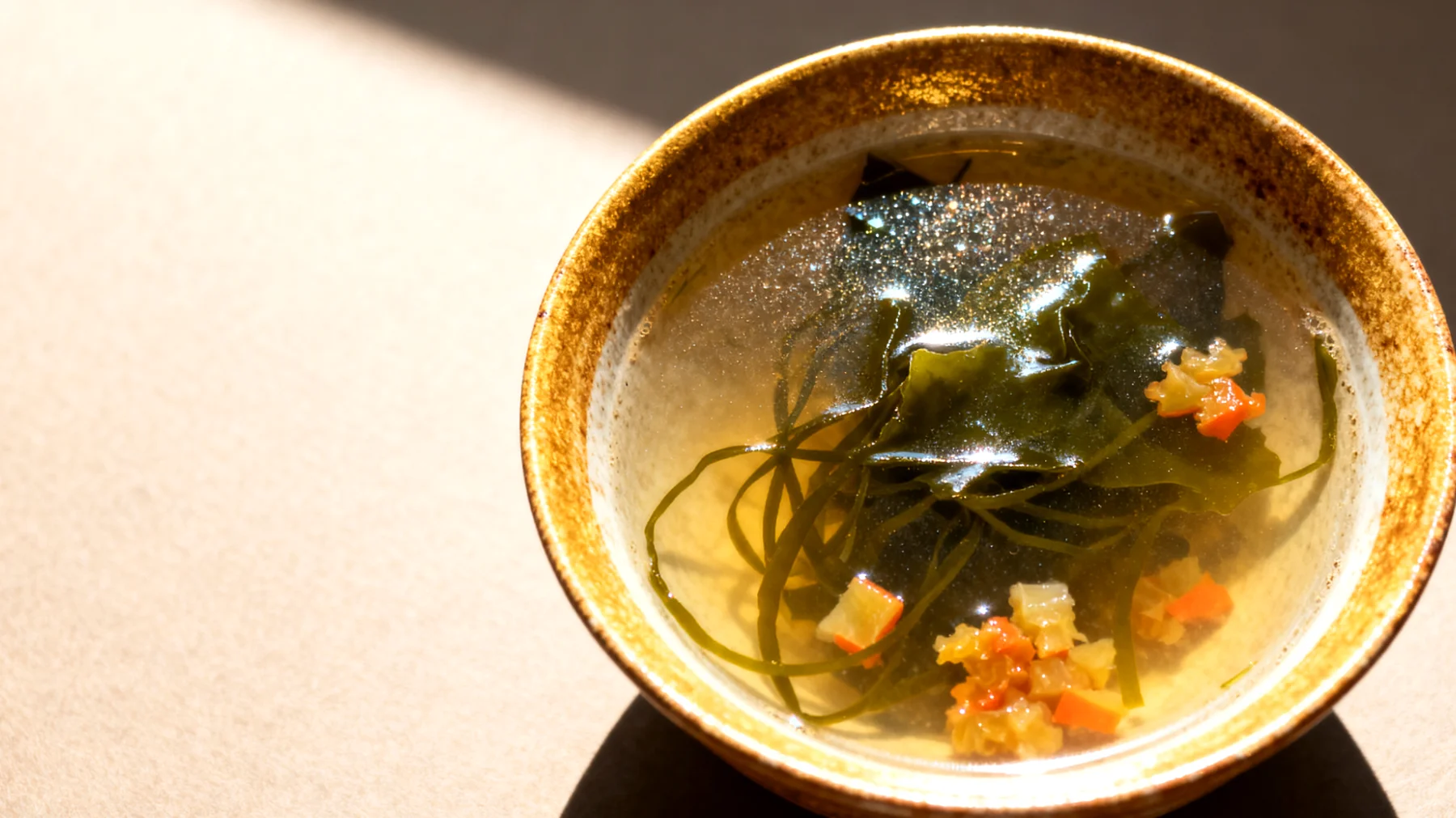 Miso-Suppe mit Wakame-Algen und fermentiertem Gemüse"