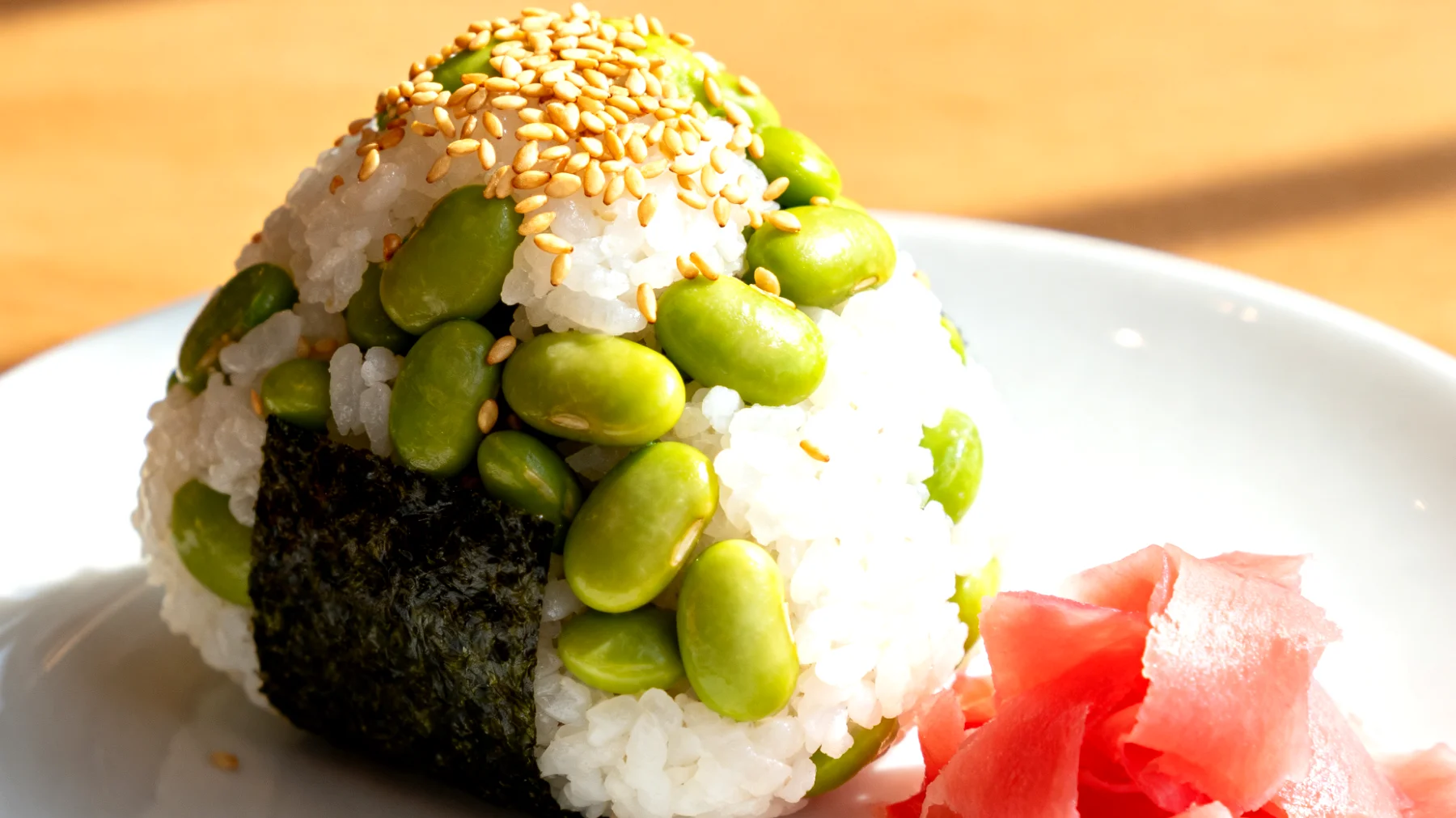 Onigiri mit Edamame, Sesam und eingelegtem Ingwer"
