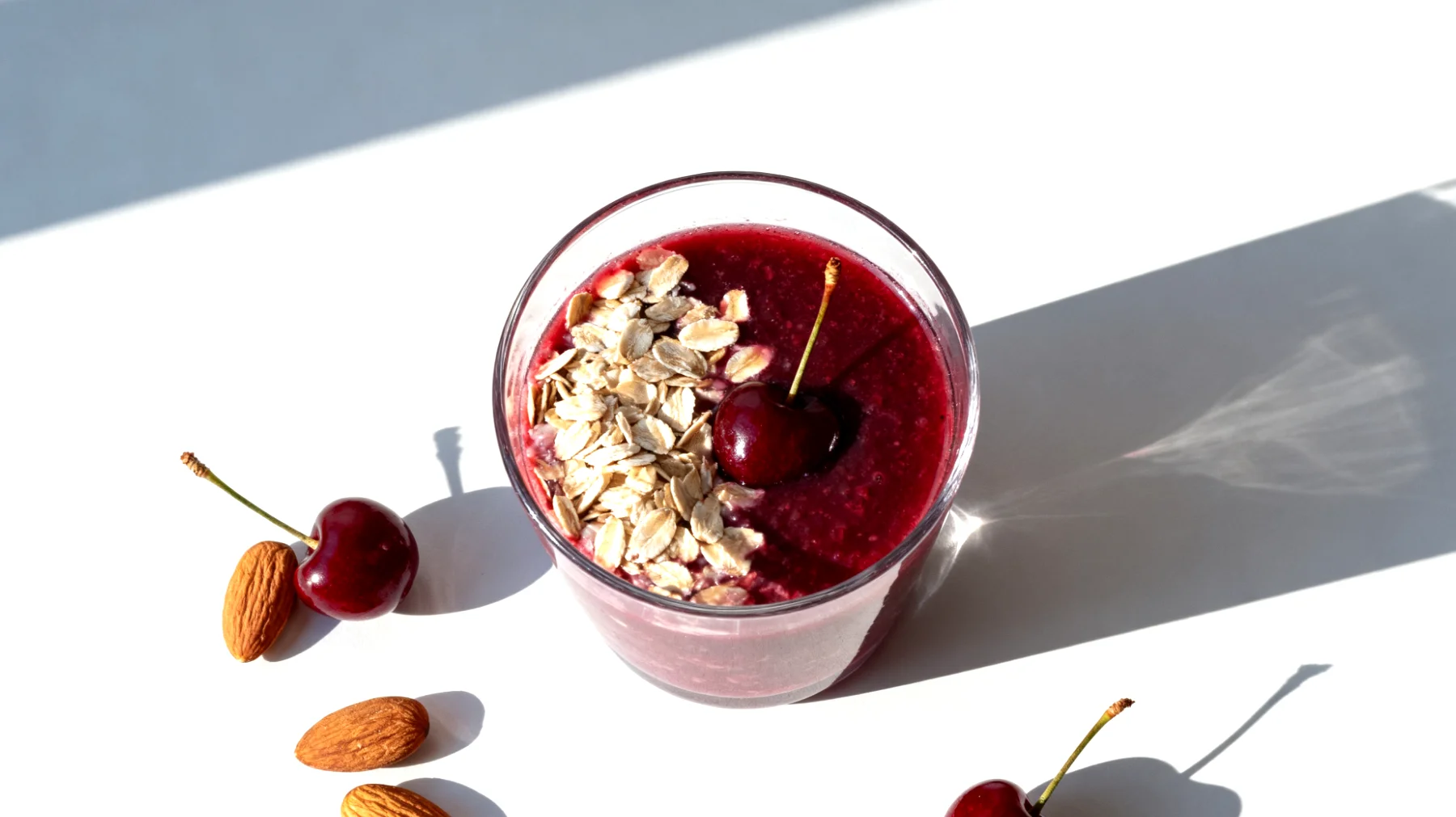 Sauerkirschsaft mit Haferflocken und Mandeln"